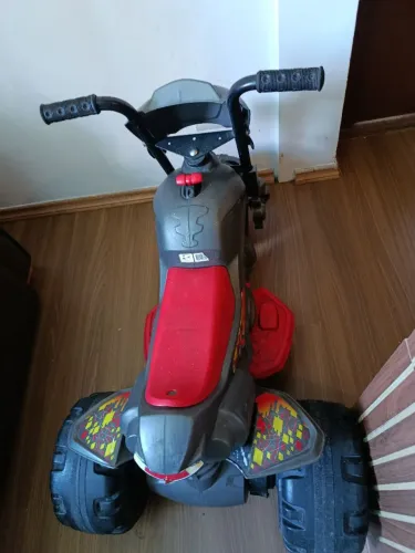 Moto elétrica infantil, semi nova, bem conservada