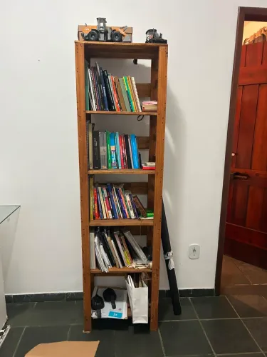 Estante de livros em madeira