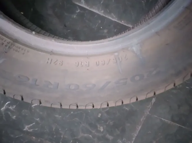 Pneus 205/60 R16 Usado.
