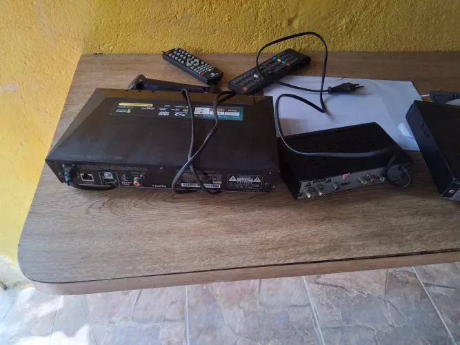 KIT 2 APARELHO DE BLU-RAY + APARELHO DE CANAL COM CONTROLES