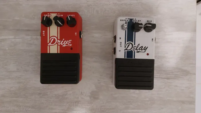 Pedal Fender para guitarra (overdrive e delay)