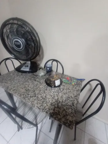 Mesa de 4 lugares com tampa de granito
