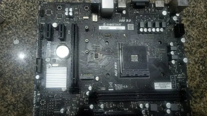 Placa Mãe Biostar B450MH com defeito
