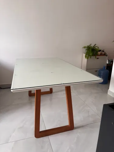 Mesa Quest TokStok 6 a 8 lugares. Medidas 160x90cm. Acompanha tampo de vidro sob medida.