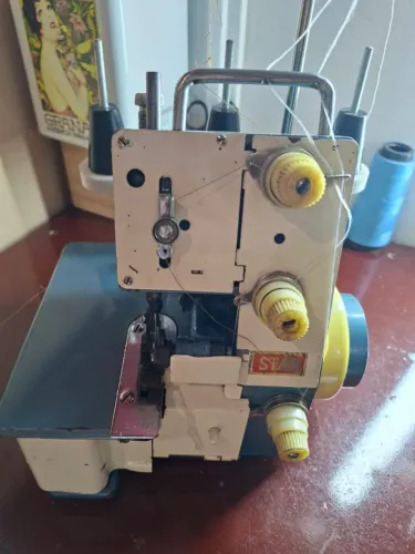 Maquina de Costura Overlock