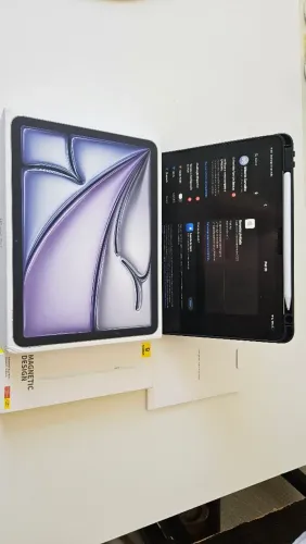 iPad Air M3 - SEMINOVO - AINDA NA GARANTIA APPLE - 24 CICLOS DE BATERIA