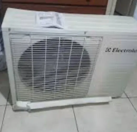 Vende Se Uma Condensadora Split 9.000 BTUs Eletrolux