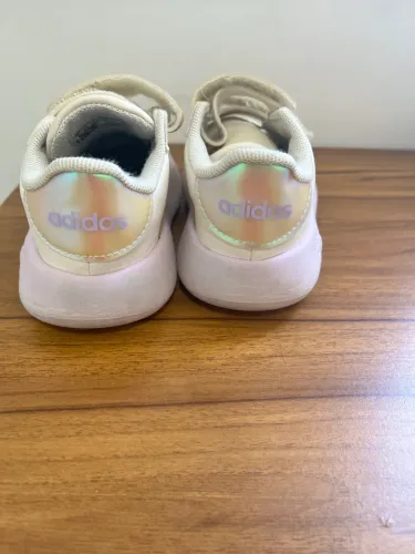 Vendo sapatinhos tamanho 22 e 23 de menina.