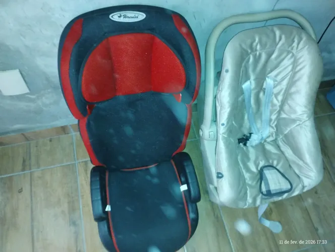 Vendo uma cadeirinha bebe conforto e uma cadeirinha de criança de carro as2 semi novas ven