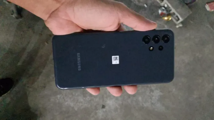 Celular Samsung// estando bom não tem trincado não trava tudo certo olha e pega 