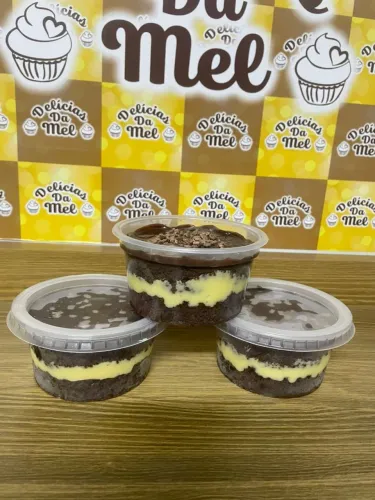 Bolos de pote e brownie no pote recheados.  