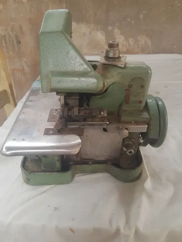Máquina de costura overloque usada 