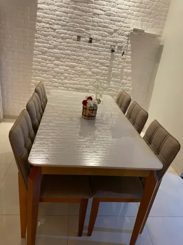 Mesa com 6 cadeiras em madeira maciça