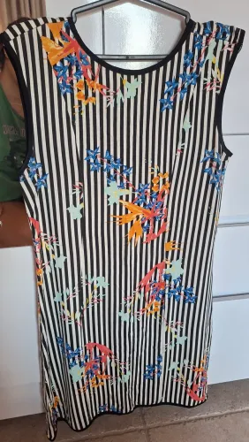Vestido em malha de viscose tamanho M.  Está novo, muito leve e a estampa bem primaveril.
