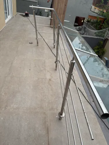 Corrimão de inox brilhoso. Tenho dois disponíveis.