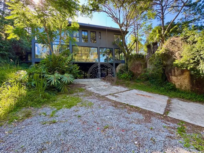 Casa em condomínio com 4 dormitórios para locação no Campeche/Florianópolis.