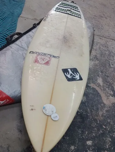 Vendo essa prancha sem as quilhas, marcas de uso, bom estado e acompanha essa bag azul.