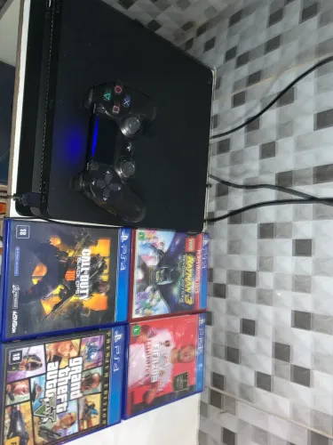 Ps4 500GB 1 controle com 4 jogos sendo eles CALL of DUTY, GTA V, FIFA2020, BATMAN LEGO 3