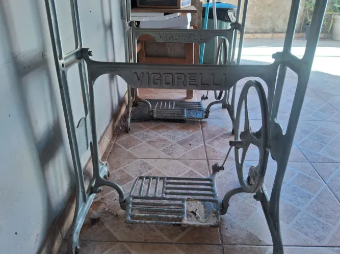 Vendo 2 pes de máquina de costura