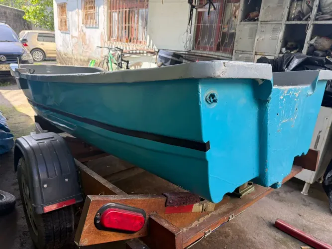 Barco de fibra com reboque 