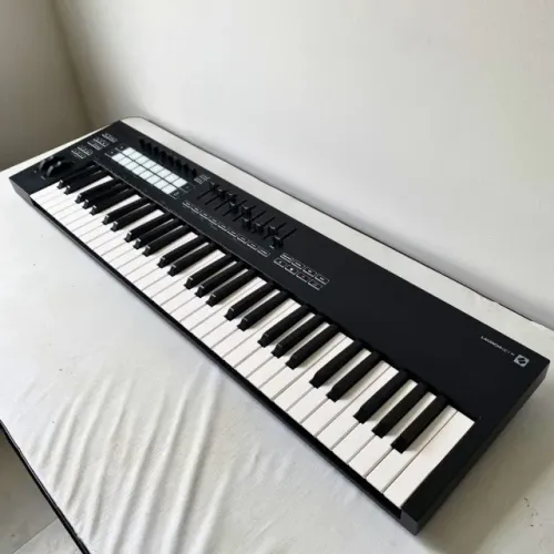 Teclado Novation Launchkey 61 Mk3 + Semi Case + 63 Timbres