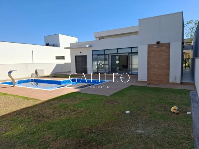 CASA TÉRREA EM ALTO PADRÃO COM 03 DORMITÓRIOS(02 SUÍTES) COM CHURRSQUEIRA E PISCINA EM CON