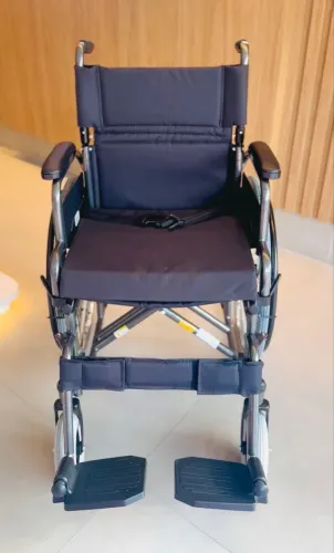Cadeira de Rodas Dellamed D400 Dobrável até 120 kg - Excelente Estado