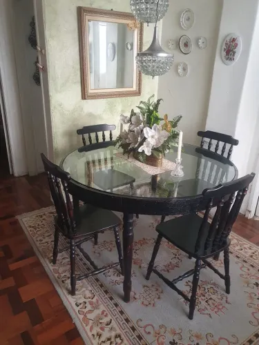 Sala de jantar em madeira com 4 cadeiras