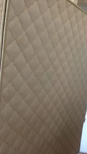 Vendo cama com colchão por 500 reias em excelente estado de conservação.