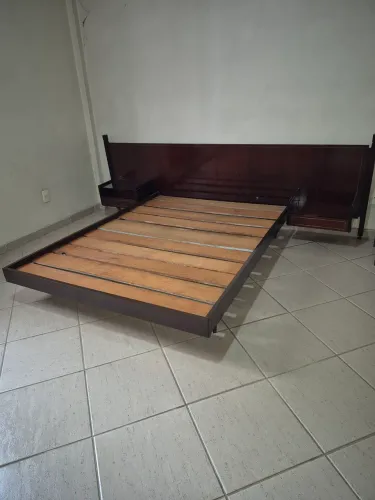 CAMA DE CASAL MADEIRA MACIÇA COM 2 ESCRIVANINHAS EMBUTIDAS