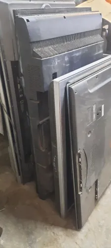 Tvs com defeito e peças diversas.