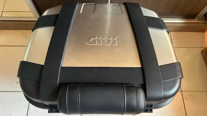 Top case Baú GIVI Trekker 52L de alumínio (cabe 2 capacetes)
