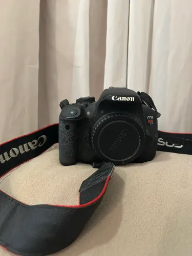 Kit Canon EOS REBEL T5i + 3 lentes + 2 baterias + cartão de memória 16gb + fone