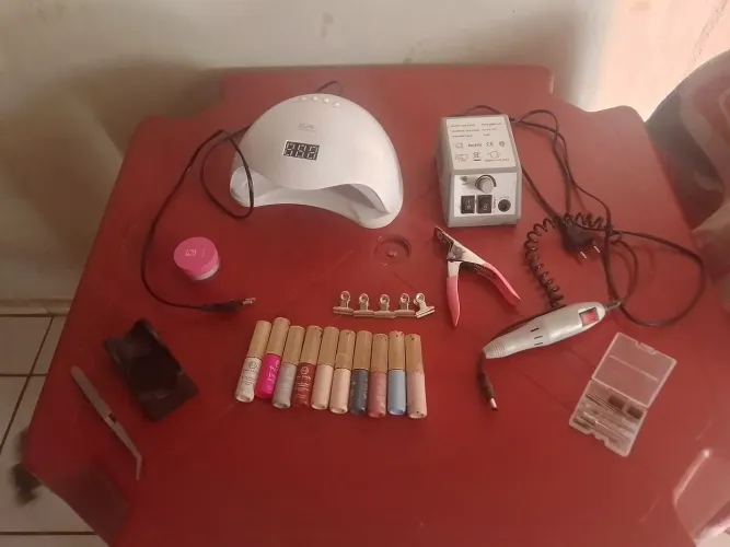 Cabine de unha, cortador, motor e lixa com as brocas, esmalte.