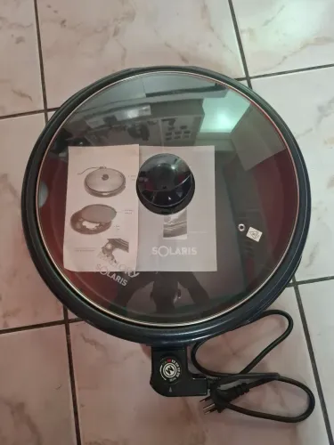 Grill com tampa de vidro. 