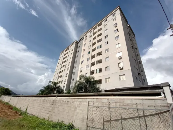 Apartamento de 02 quartos no Santa Terezinha