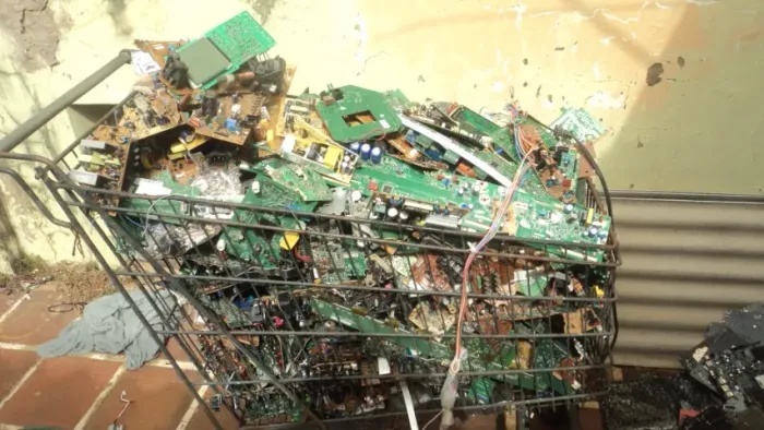 sucatas de informatica lixo eletronico placas marron e verde