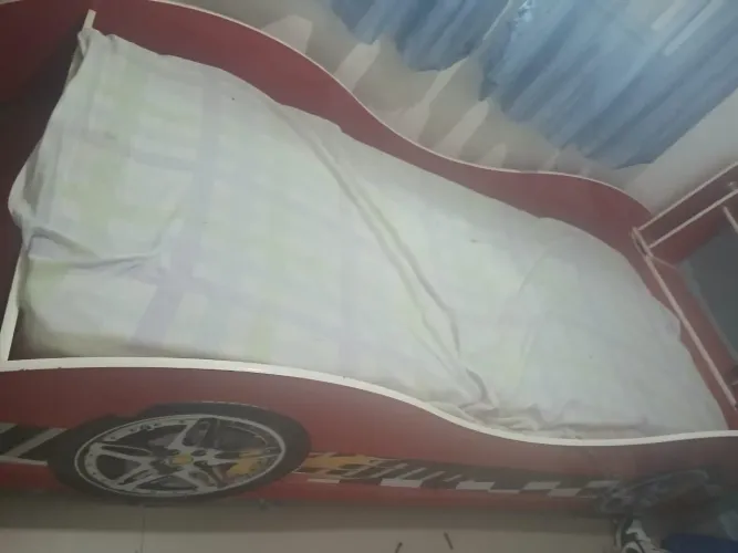 Cama infantil ( carros )