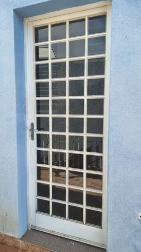 Vendo porta com vidros 2,10 m X 0,80!!
