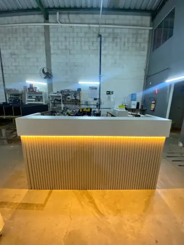 Balcão recepção MDF Com det ripado + LED - Moveis sob encomenda 