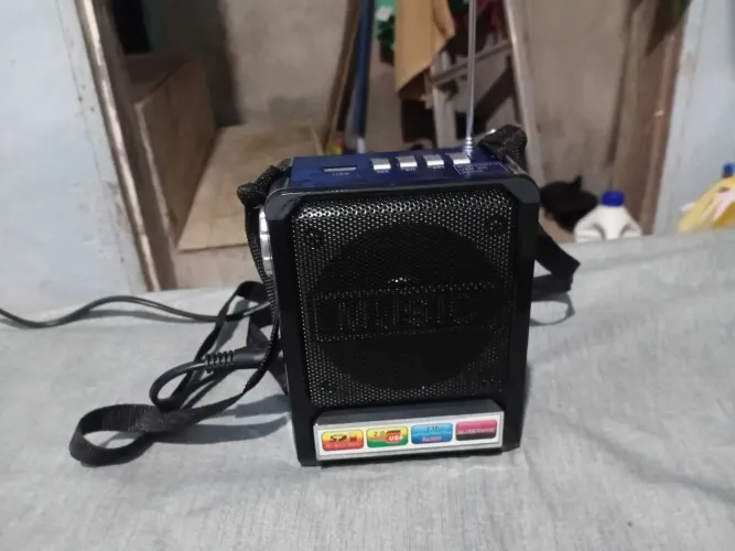 Radio fm com bluotff microfone lanterna