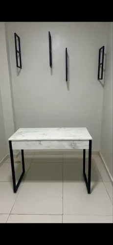 Mesa escritório nunca usada,só chegou a ser montada. Motivo ganhei outra
