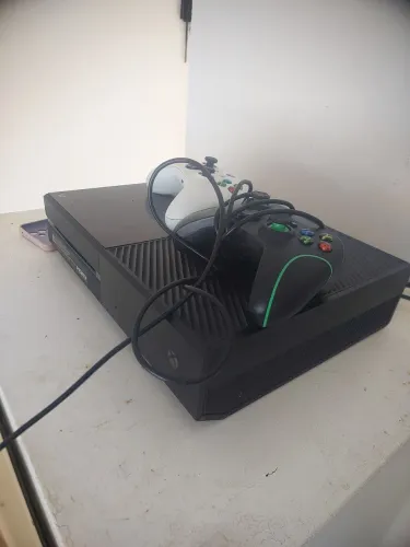 Vendo Xbox one <br>Com 2 controles 1 sendo paralelo<br>Com Kinect <br>Todo original nada mechido