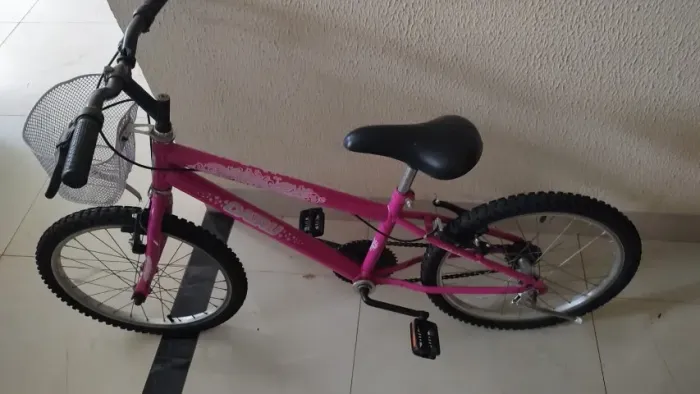 Bicicleta infantil Aro 20 com cestinha