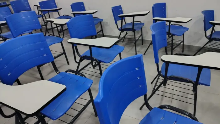 Vende-se 25 cadeiras universitárias em perfeito estado de conservação