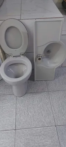 Pia de banheiro e vaso sanitário 