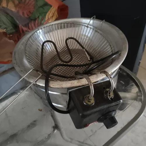 Utensílios de casa. Fritadeira elétrica,casco de Gás vazio