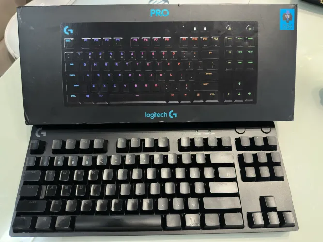 Teclado Mecânico Gamer Logitech G PRO Layout US, RGB, TKL e Switch GX Blue Clicky