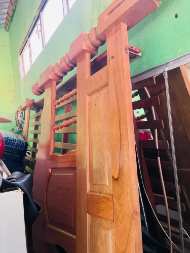 Cama de casal de madeira