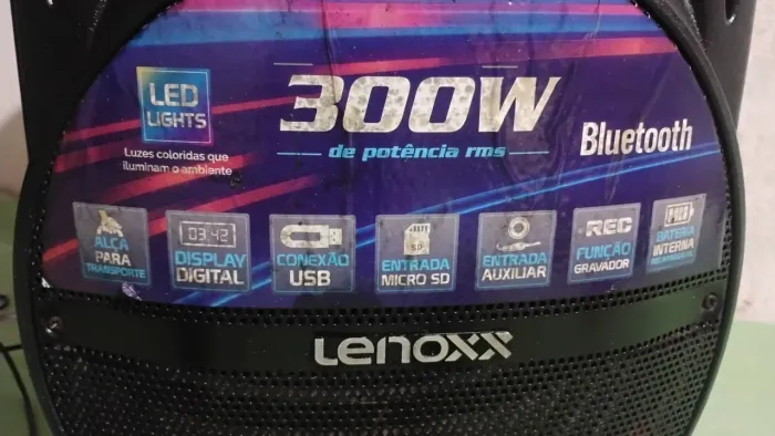 Caixa amplificada 300 RMS de potência
